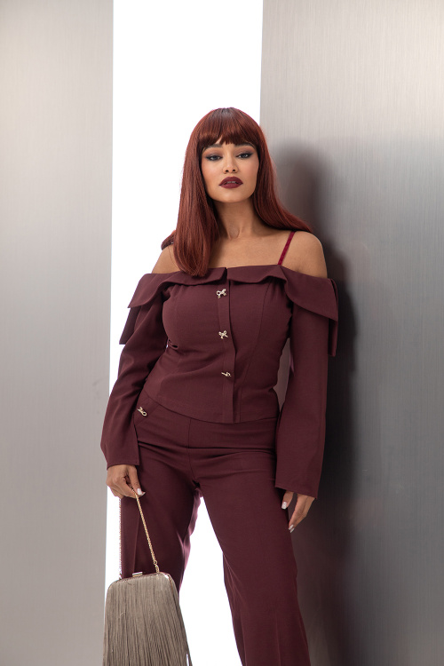 Блуза с отворени рамене и яка в бордо