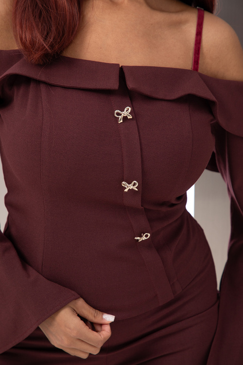 Блуза с отворени рамене и яка в бордо