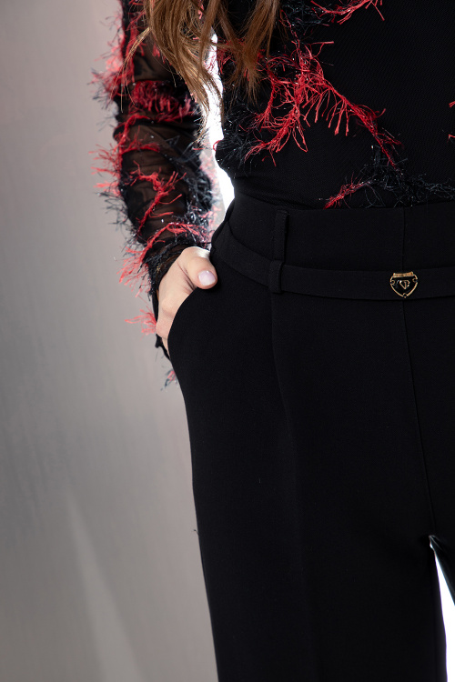 Свободен панталон с басти в черно