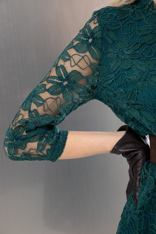 Дантелена рокля с къдричка