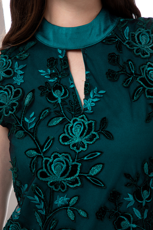 Рокля от дантела с плюшени цветя