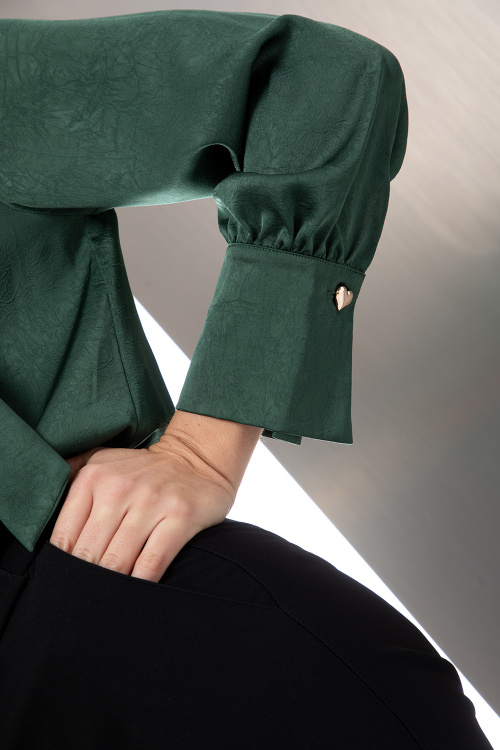 Сатен риза с гръцко деколте в зелено