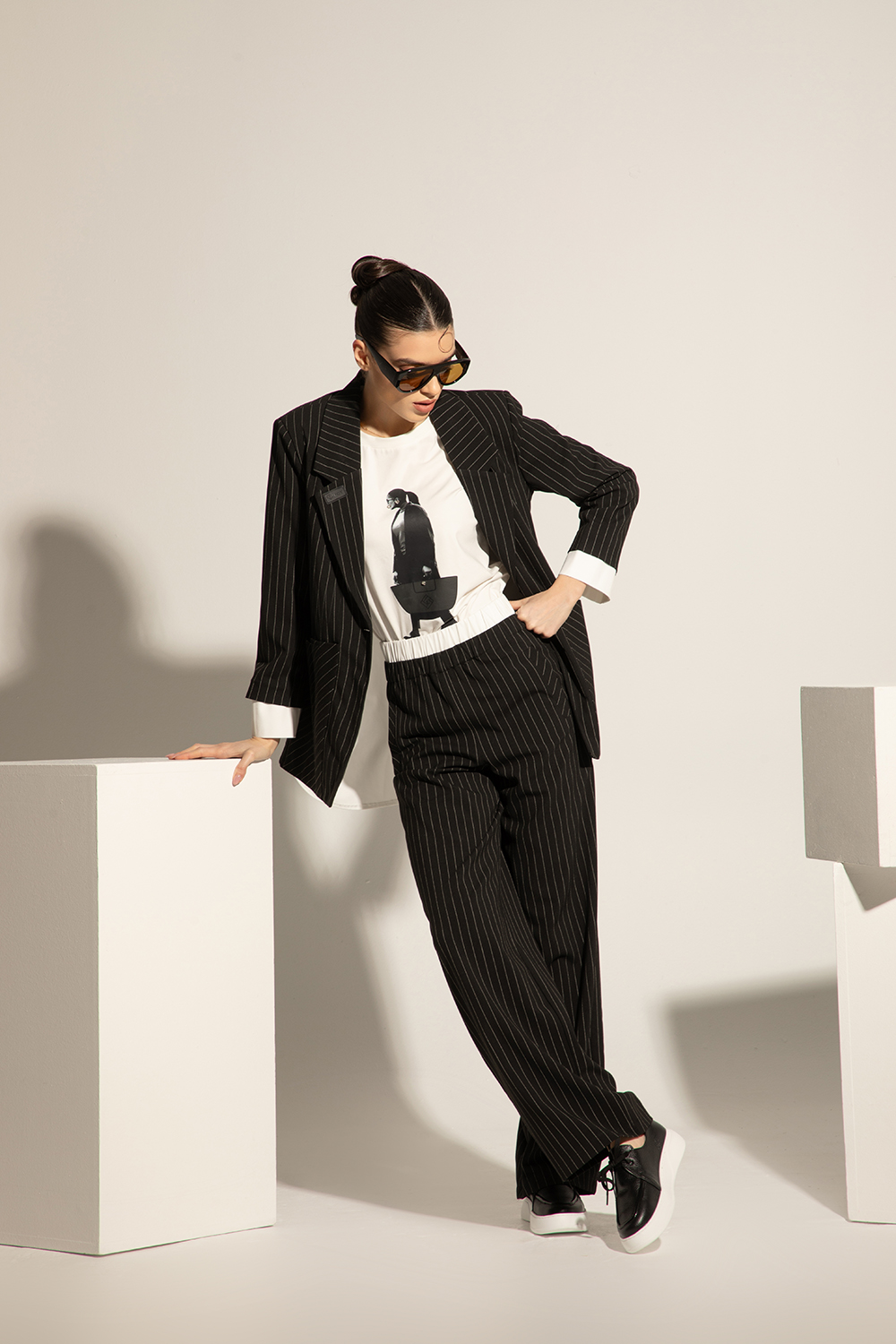 Прав панталон с двоен колан в черно